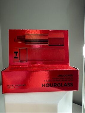 10/$60: Hourglass Unlocked Satin Crème Lipstick 1g BNIB